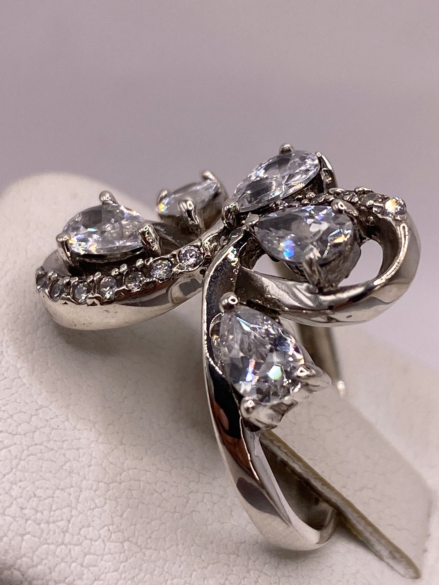 Detalle lateral del anillo mariposa de plata pura .925 con circonia central y alas engastadas