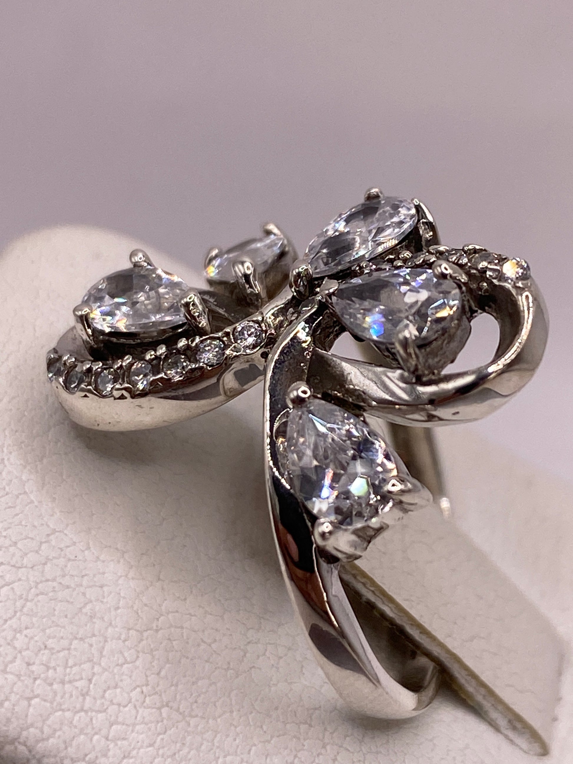 Detalle lateral del anillo mariposa de plata pura .925 con circonia central y alas engastadas
