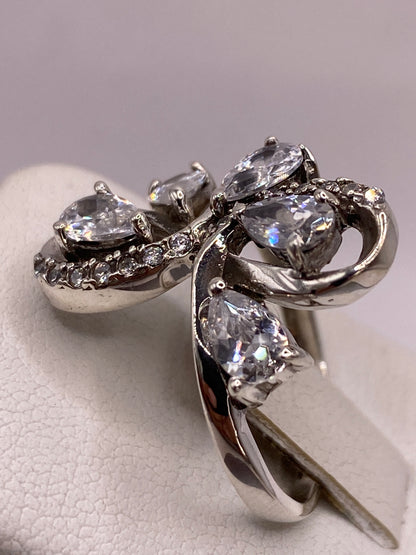 Detalle lateral del anillo mariposa de plata pura .925 con circonia central y alas engastadas