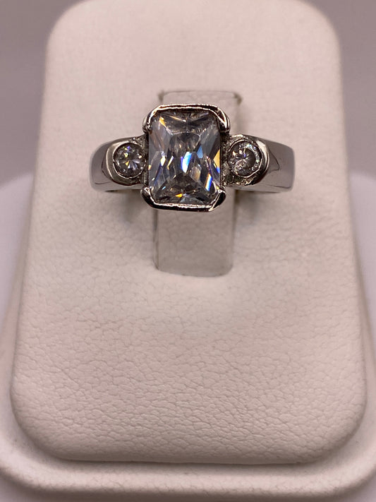 Anillo solitario de plata con circonia blanca facetada, frente a la mano