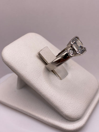 Detalle lateral del anillo mostrando la banda gruesa y el engaste de la circonia