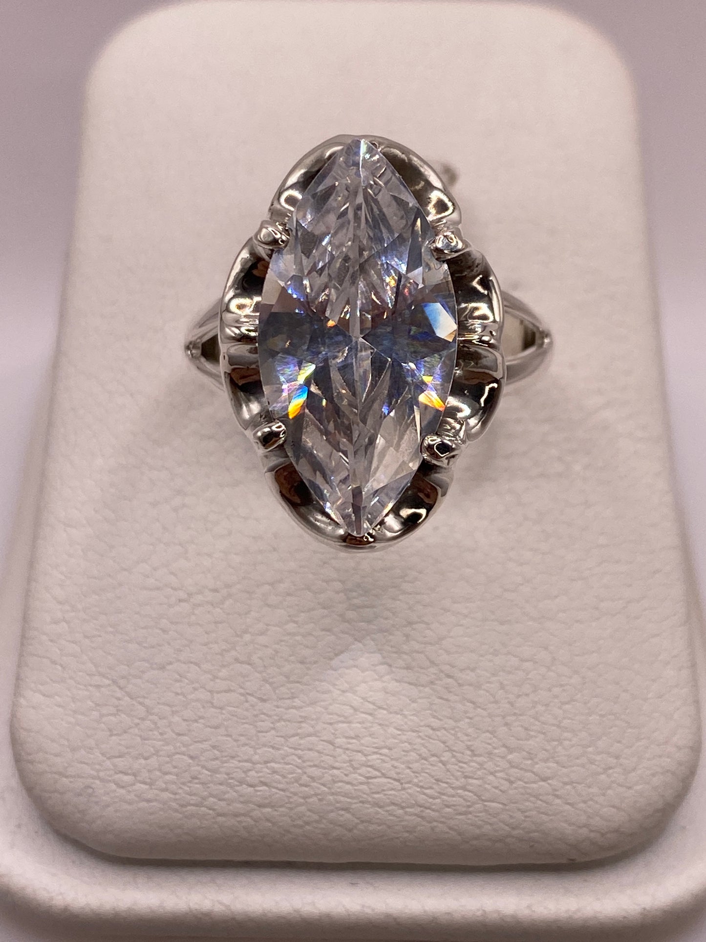 Anillo solitario marqués de plata .925 con circonia blanca brillante sobre fondo blanco