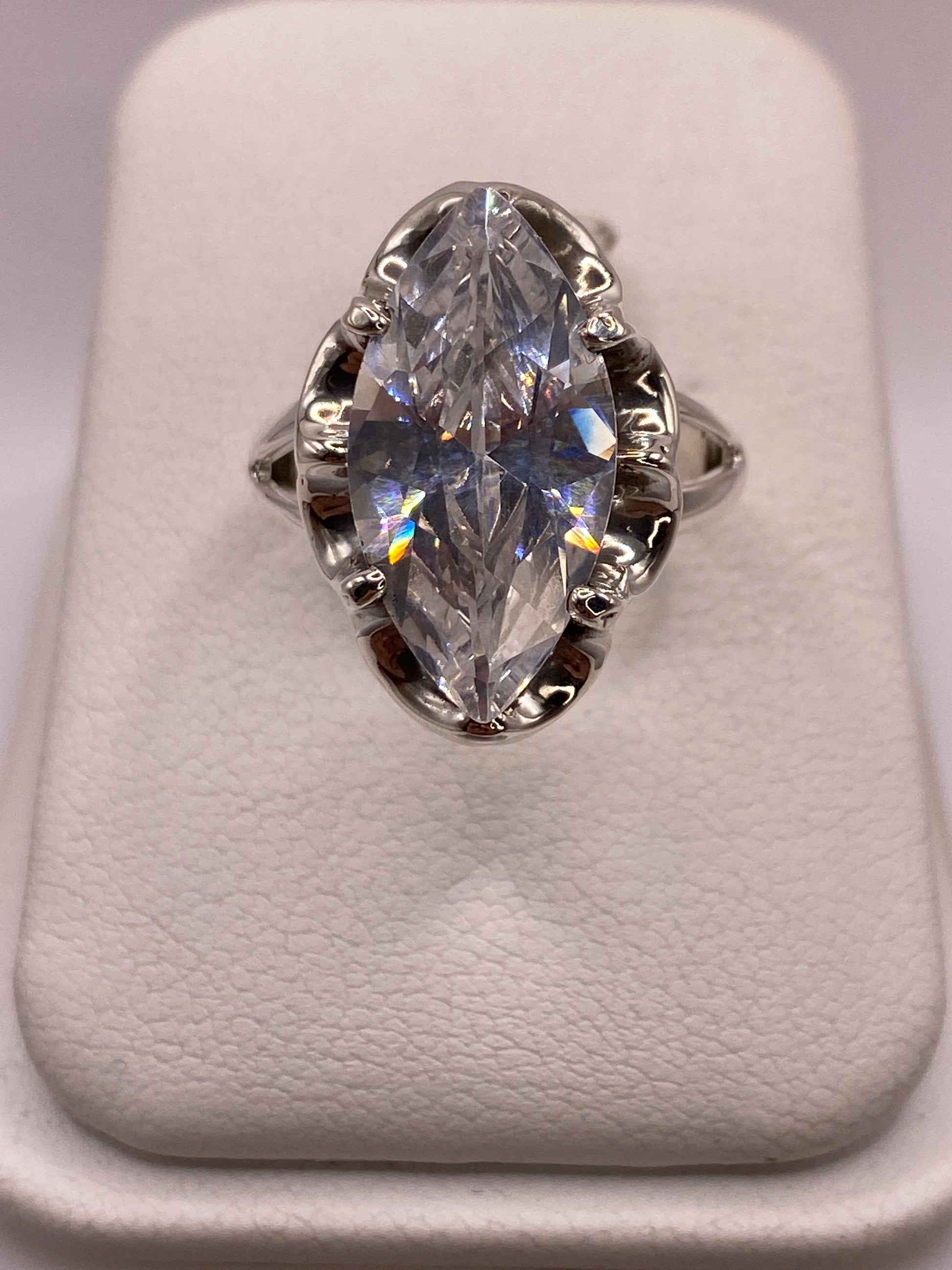 Anillo solitario marqués de plata .925 con circonia blanca brillante sobre fondo blanco