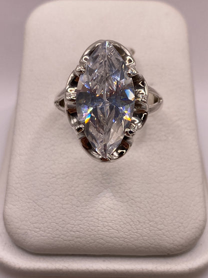 Anillo solitario marqués de plata .925 con circonia blanca brillante sobre fondo blanco