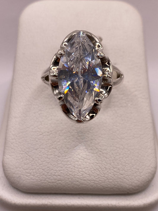 Anillo solitario marqués de plata .925 con circonia blanca brillante sobre fondo blanco