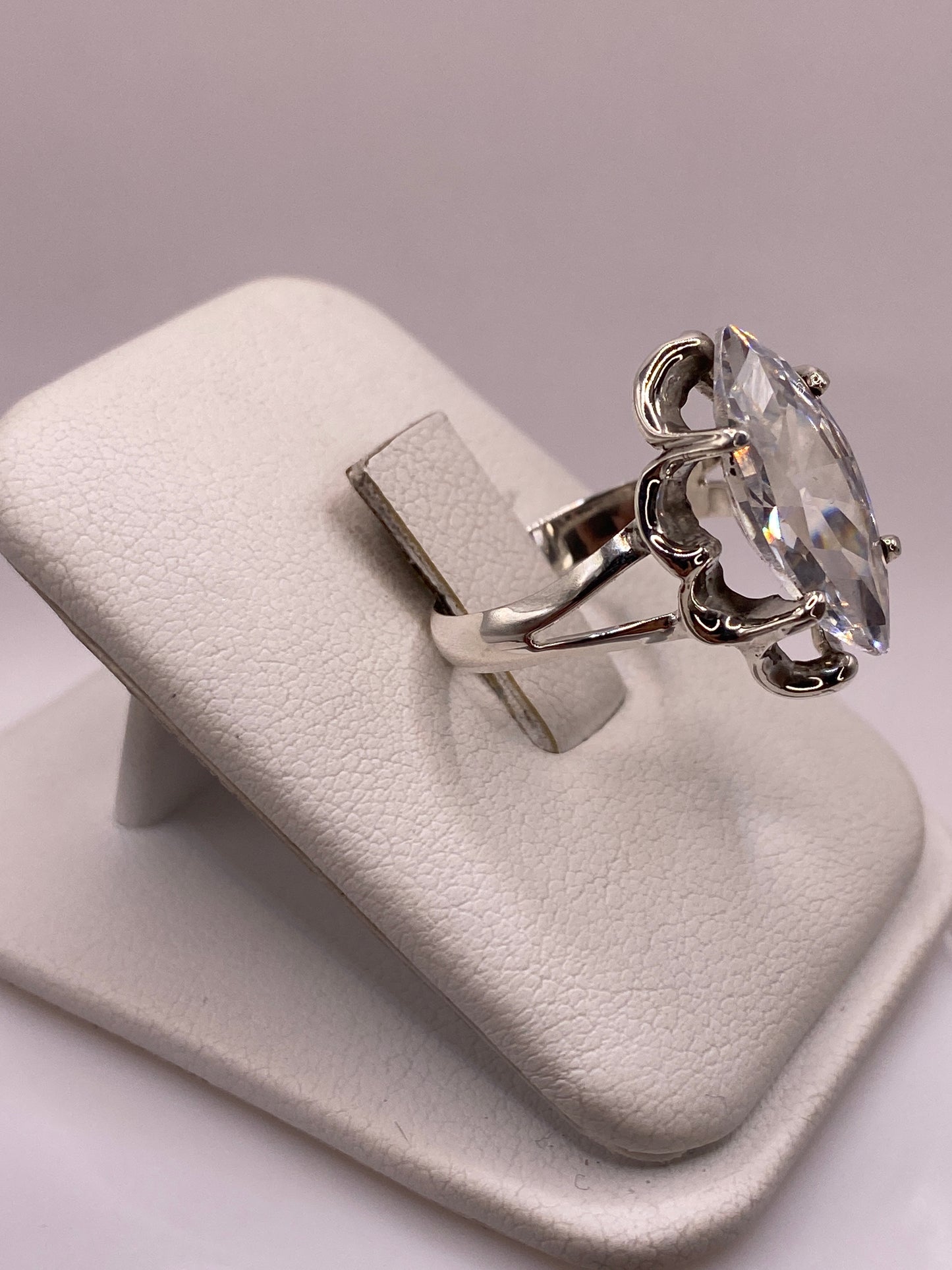 Detalle lateral del engaste clásico del anillo marqués en plata Taxco