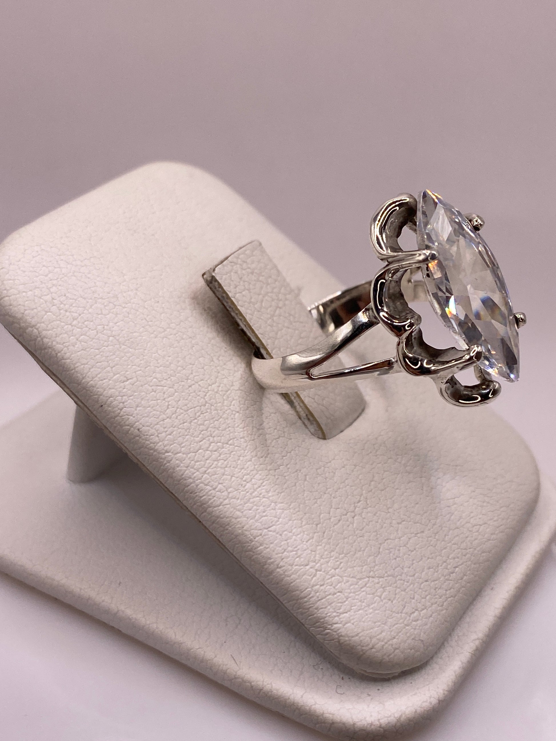 Detalle lateral del engaste clásico del anillo marqués en plata Taxco