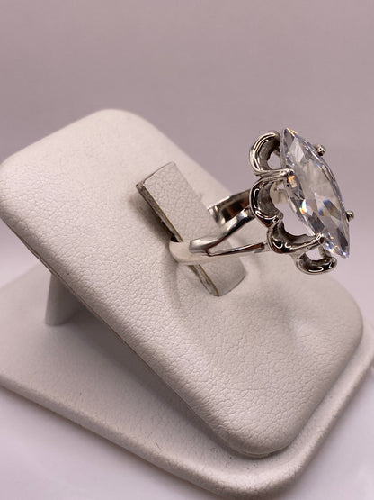 Detalle lateral del engaste clásico del anillo marqués en plata Taxco