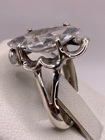 Vista superior de la circonia blanca facetada con fuego diamante