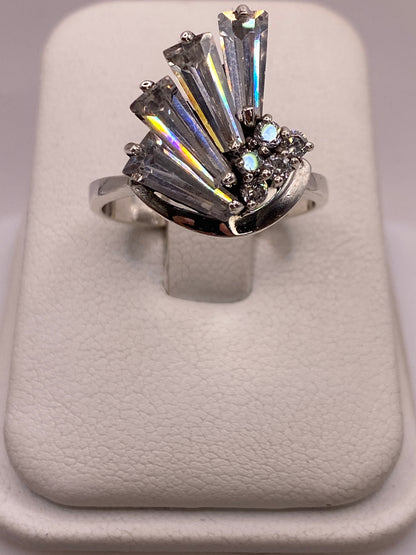 Anillo coctel abanico de plata .925 con circonias blancas y azules en mano de mujer