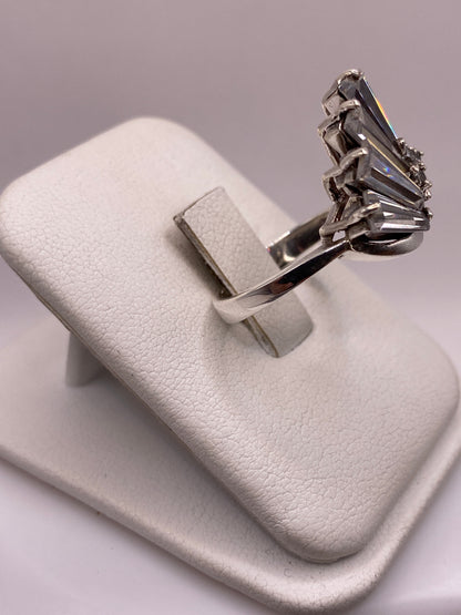 Vista lateral del anillo abanico vintage en plata .925