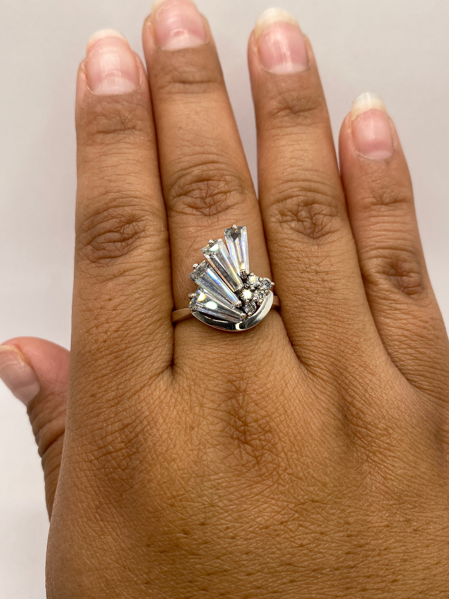 Anillo completo sobre fondo blanco mostrando sello .925 MEXICO