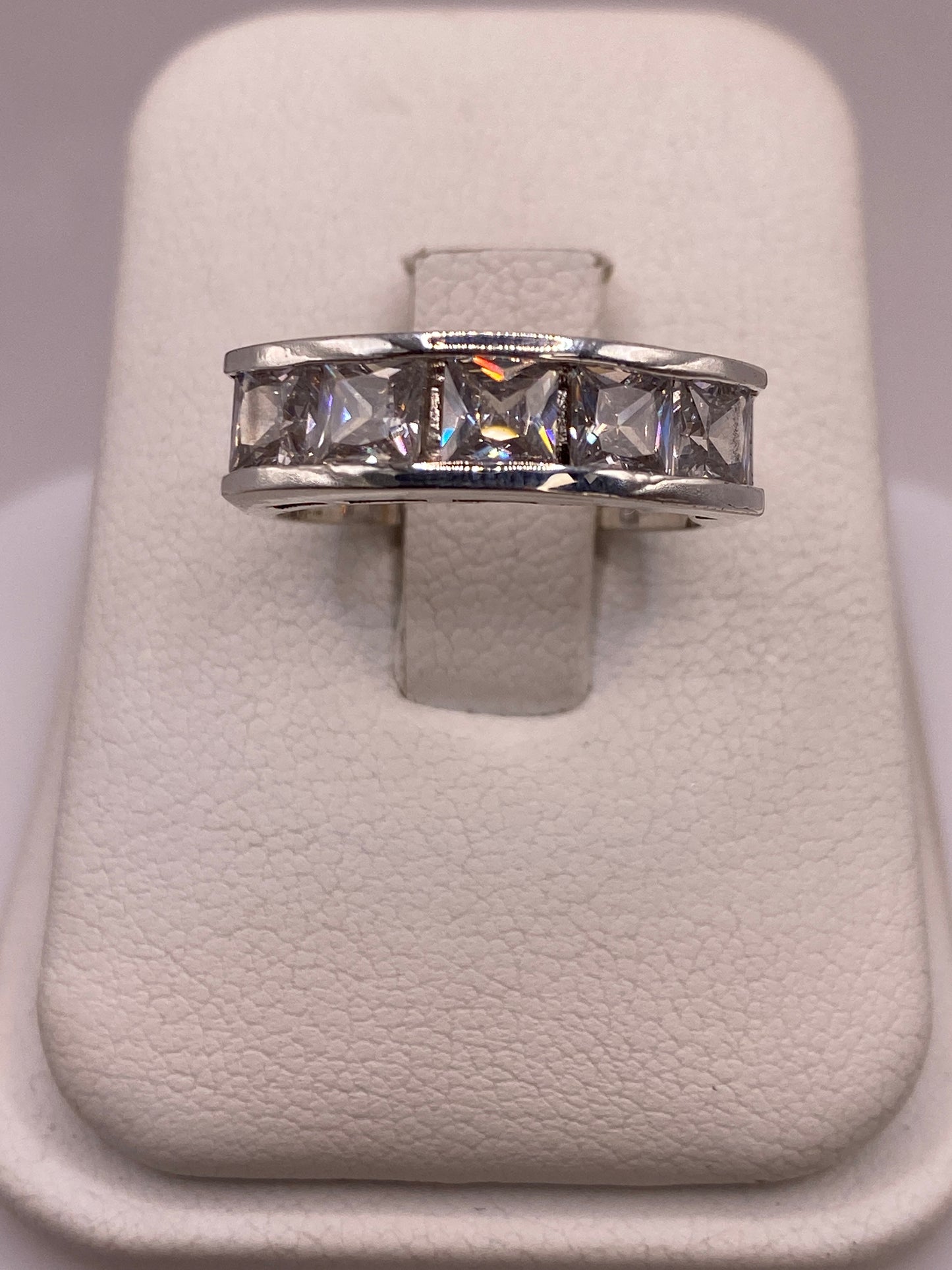 Anillo de plata .925 con cinco circonias blancas engastadas en banda geométrica