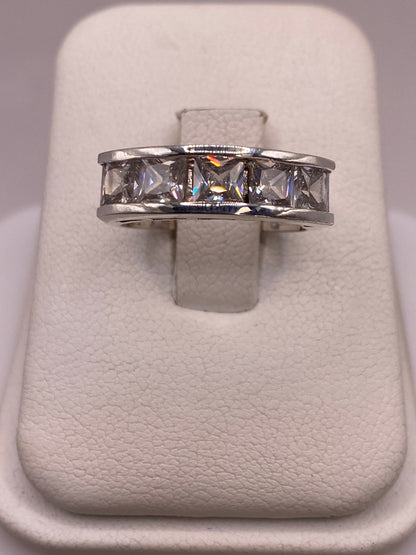 Anillo de plata .925 con cinco circonias blancas engastadas en banda geométrica