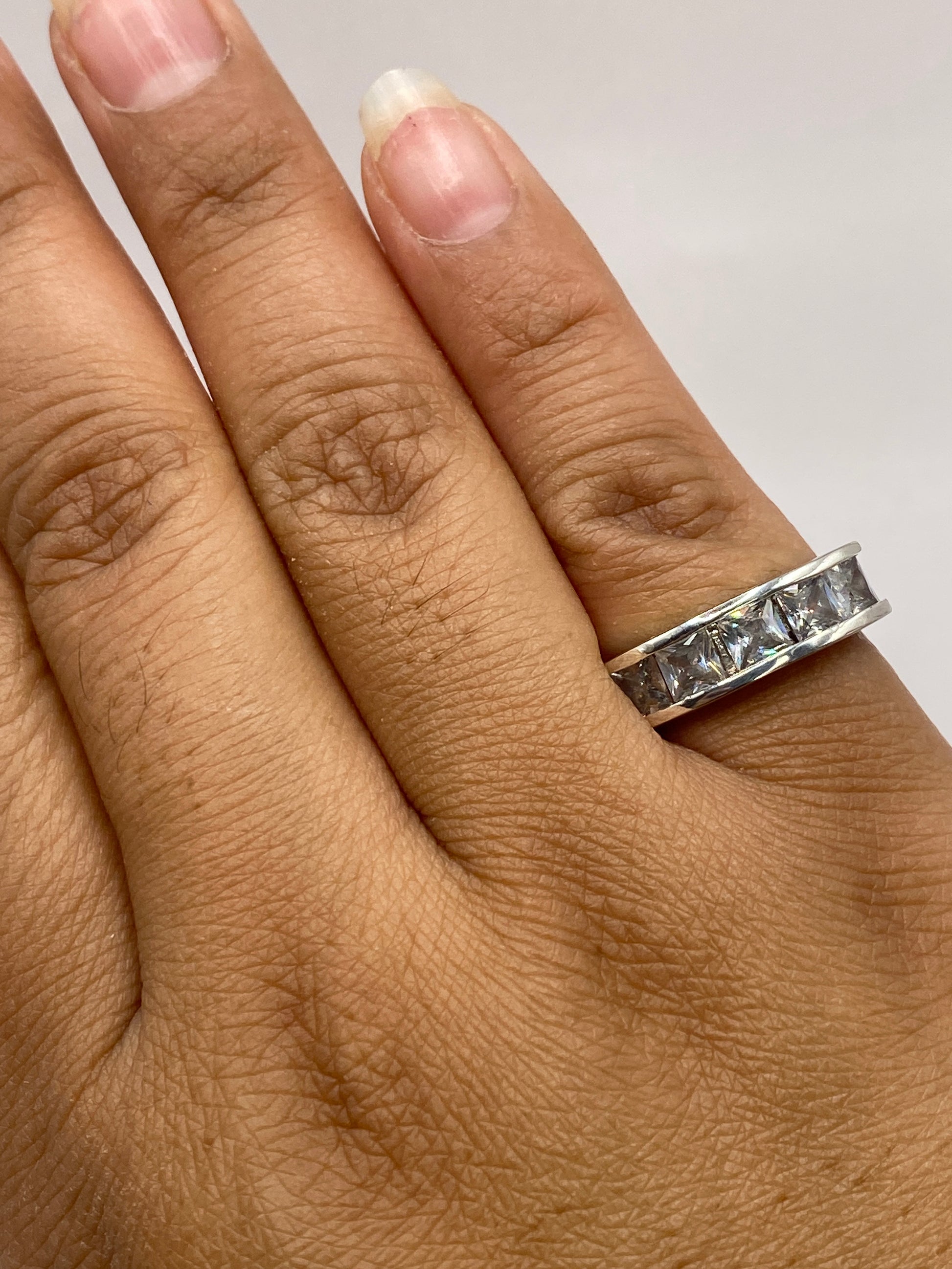 Anillo con sello .925 MEXICO visible en la banda interior