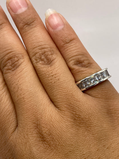 Anillo con sello .925 MEXICO visible en la banda interior