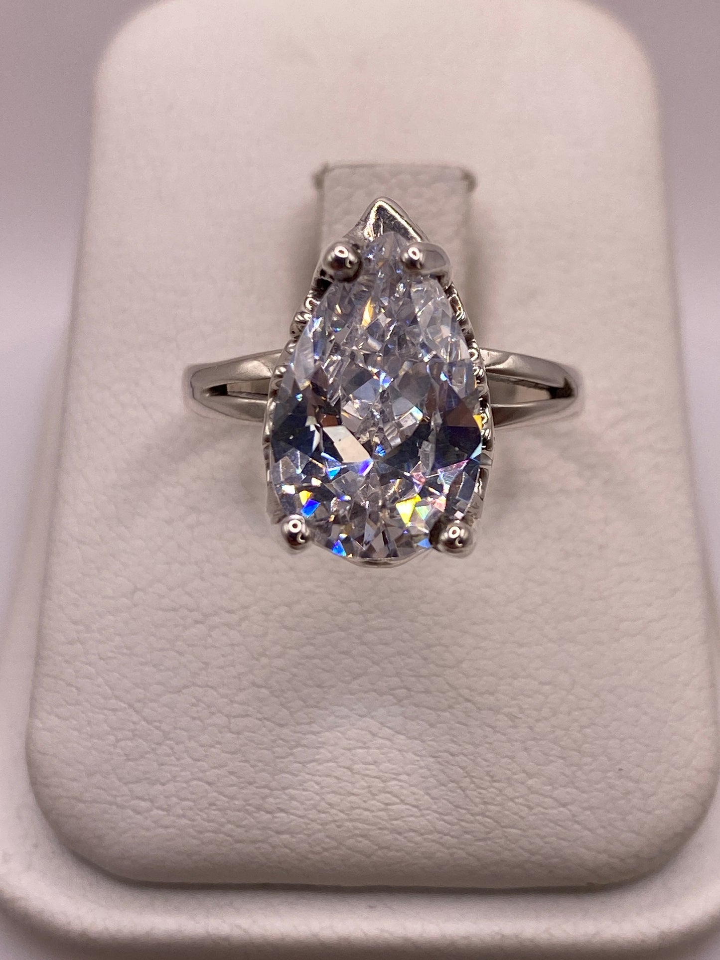 Anillo solitario de plata .925 con circonia blanca facetada, brillo tipo diamante