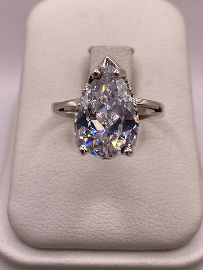 Anillo solitario de plata .925 con circonia blanca facetada, brillo tipo diamante
