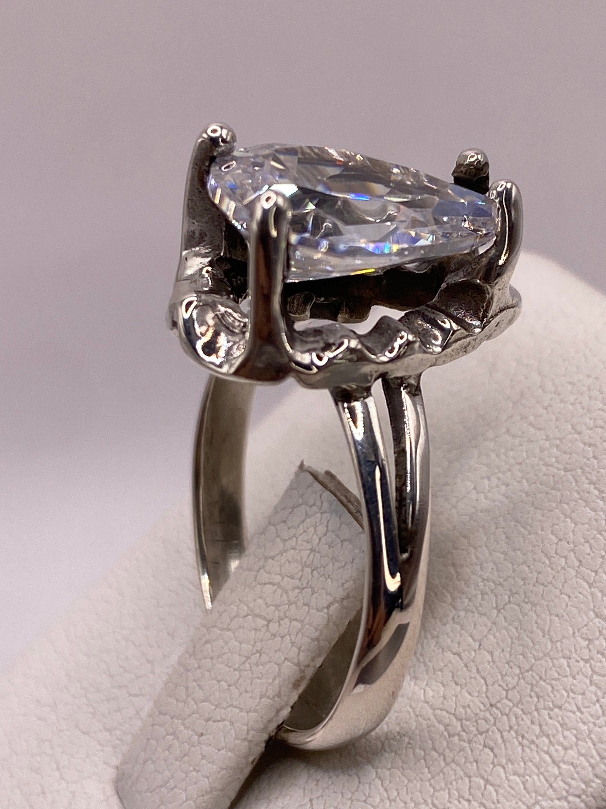 Detalle del engaste manual de la circonia en plata de Taxco con fire brillante