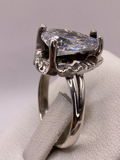 Detalle del engaste manual de la circonia en plata de Taxco con fire brillante