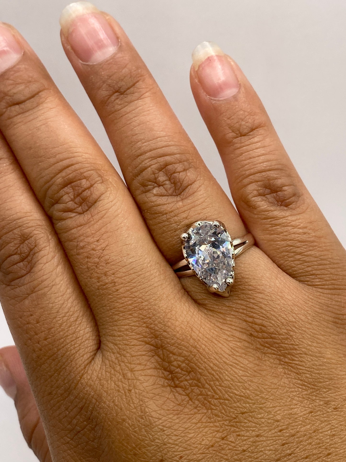 Anillo en balanza mostrando peso de 4.9 g y sello .925 MEXICO auténtico