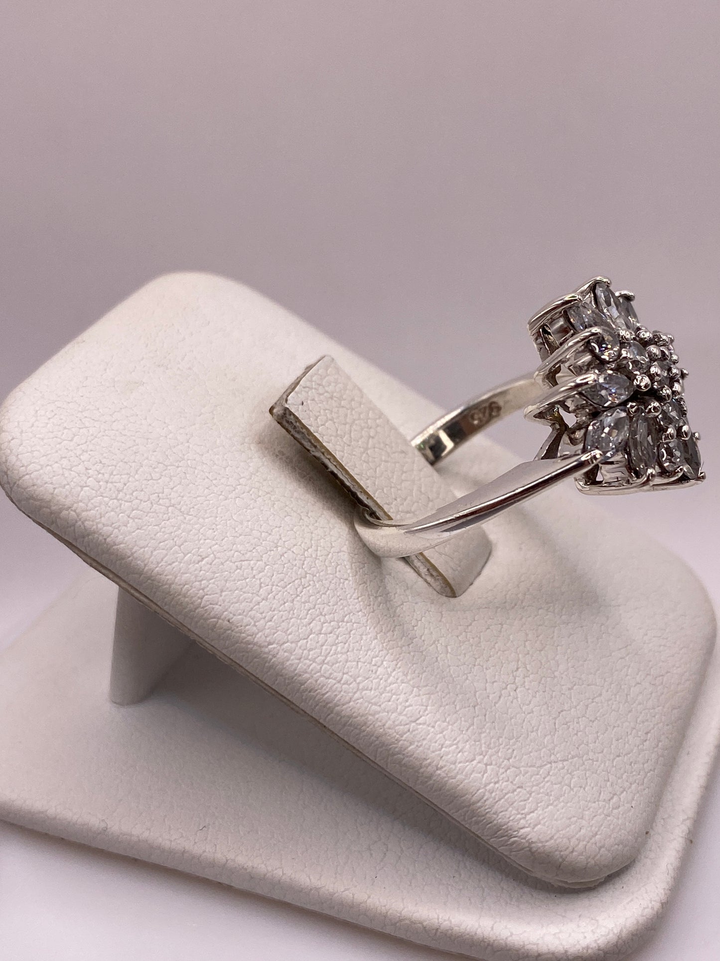 Anillo coctel de plata .925 en la mano de una mujer con manicura rosa