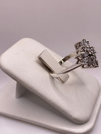 Anillo coctel de plata .925 en la mano de una mujer con manicura rosa