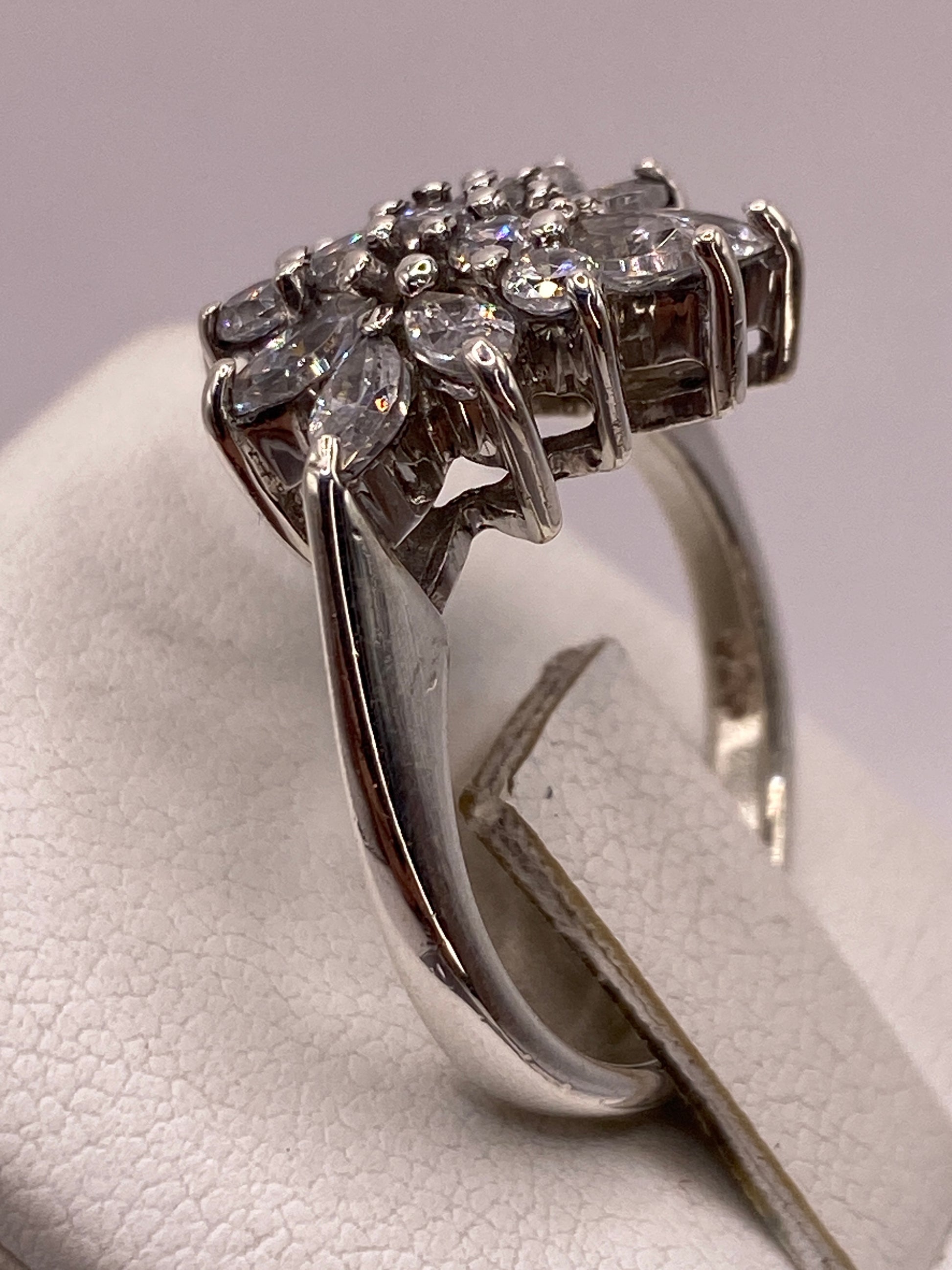 Detalle lateral del anillo floral mostrando la profundidad del engaste de circonia