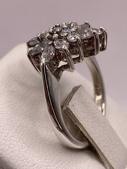 Detalle lateral del anillo floral mostrando la profundidad del engaste de circonia