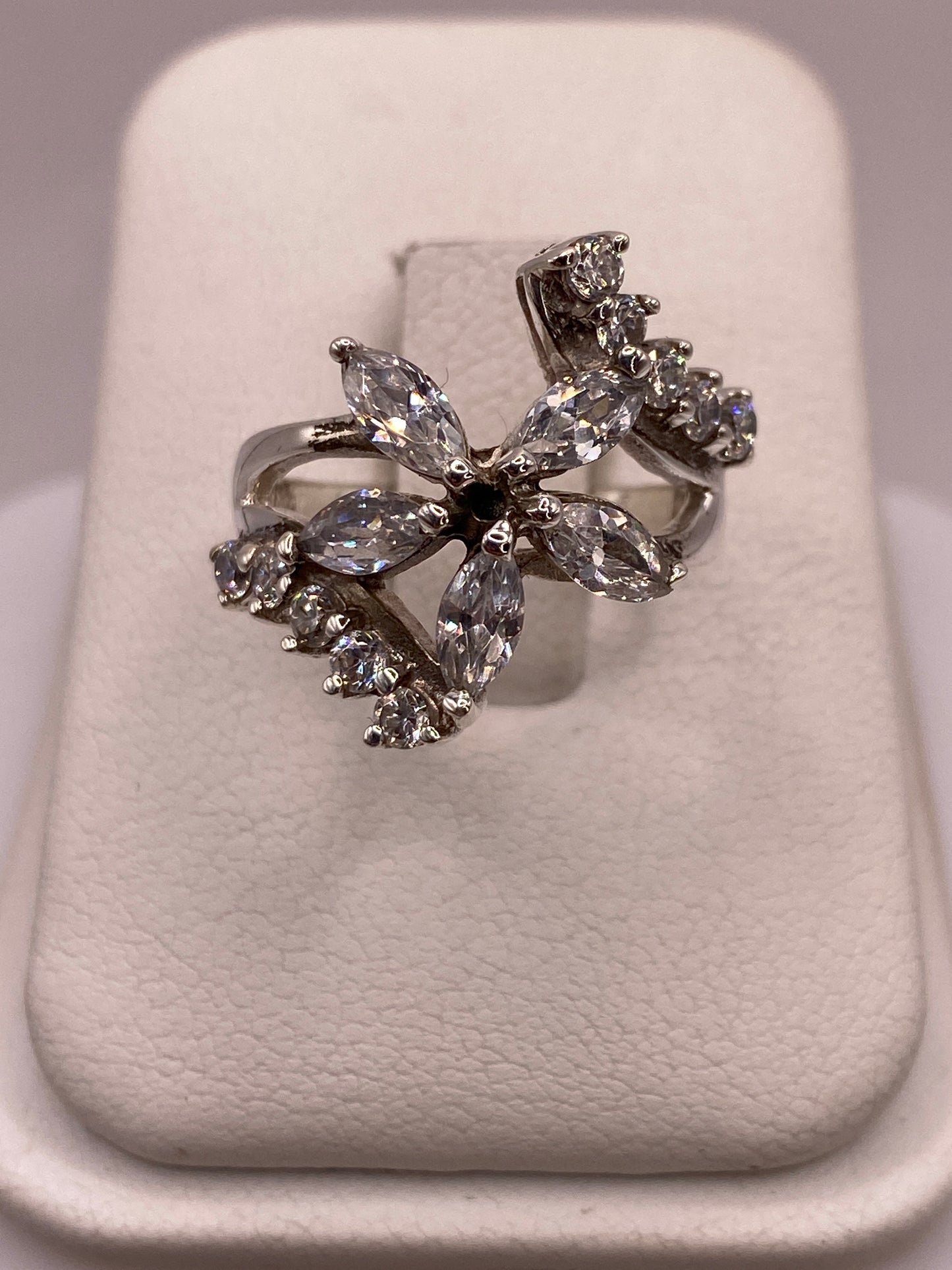 Anillo de plata vintage con circonias blancas engastadas a mano, frente frontal