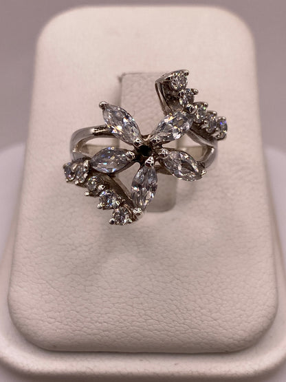 Anillo de plata vintage con circonias blancas engastadas a mano, frente frontal