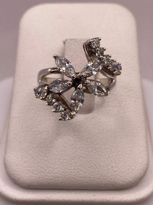 Anillo de plata vintage con circonias blancas engastadas a mano, frente frontal