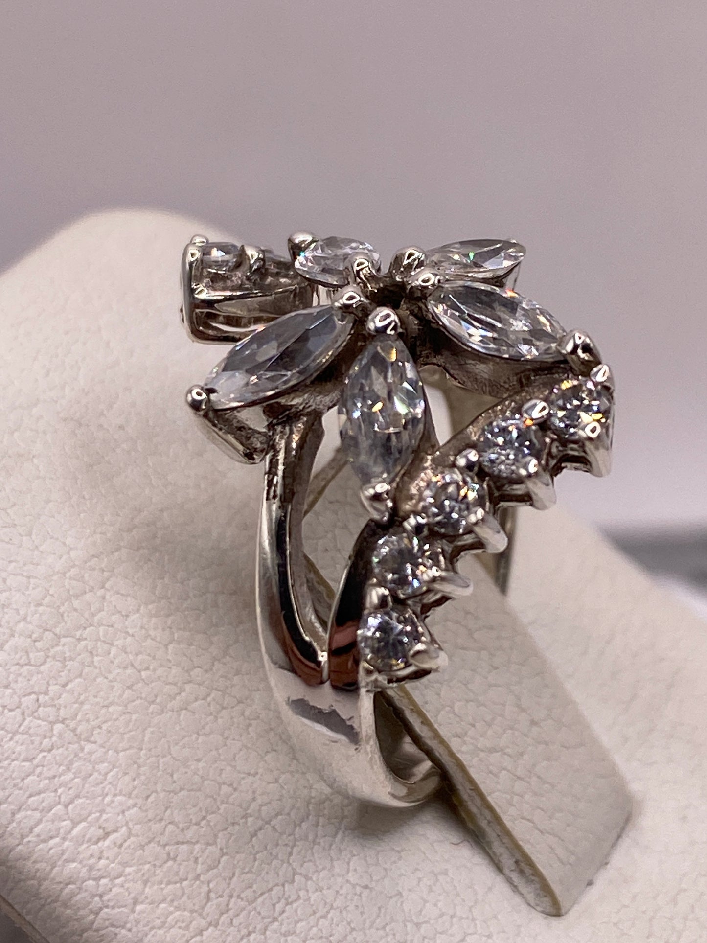 Detalle de las circonias tipo diamante con fuego y brillo en luz natural