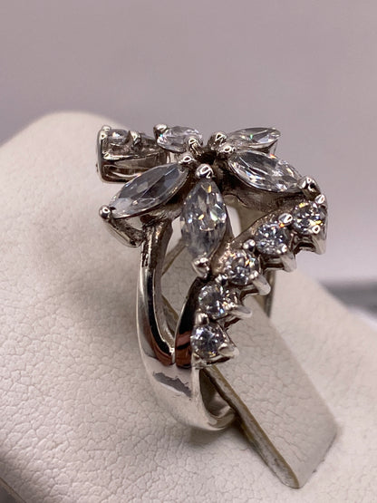Detalle de las circonias tipo diamante con fuego y brillo en luz natural