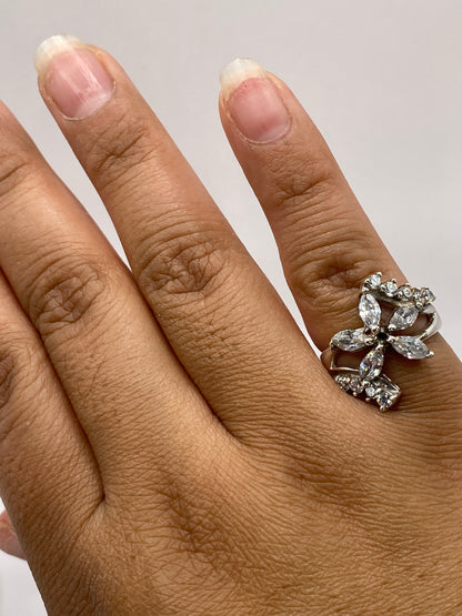 Anillo en la mano de una mujer mostrando tamaño y brillo de la pieza en uso