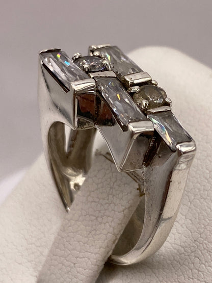 Detalle lateral del anillo de plata con diseño en capas y brillo de circonia