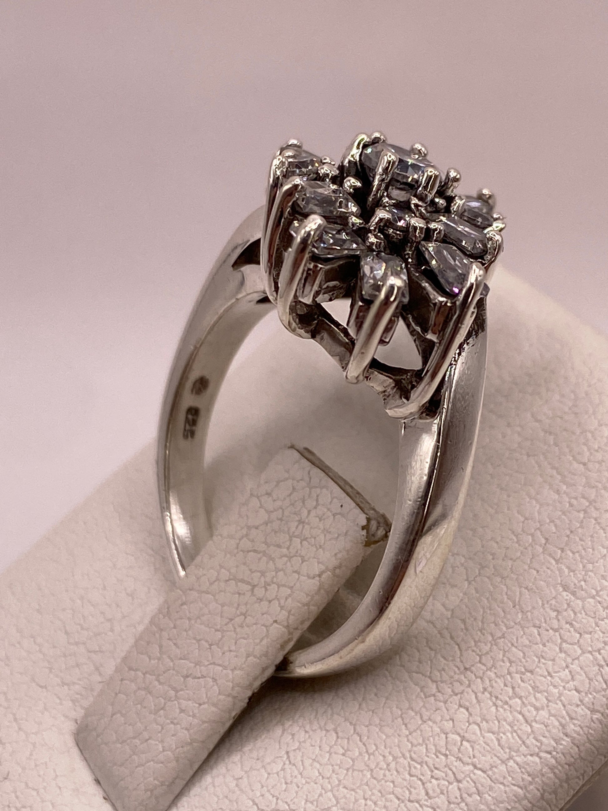 Detalle del sello .925 grabado en la banda interior del anillo de plata de Taxco