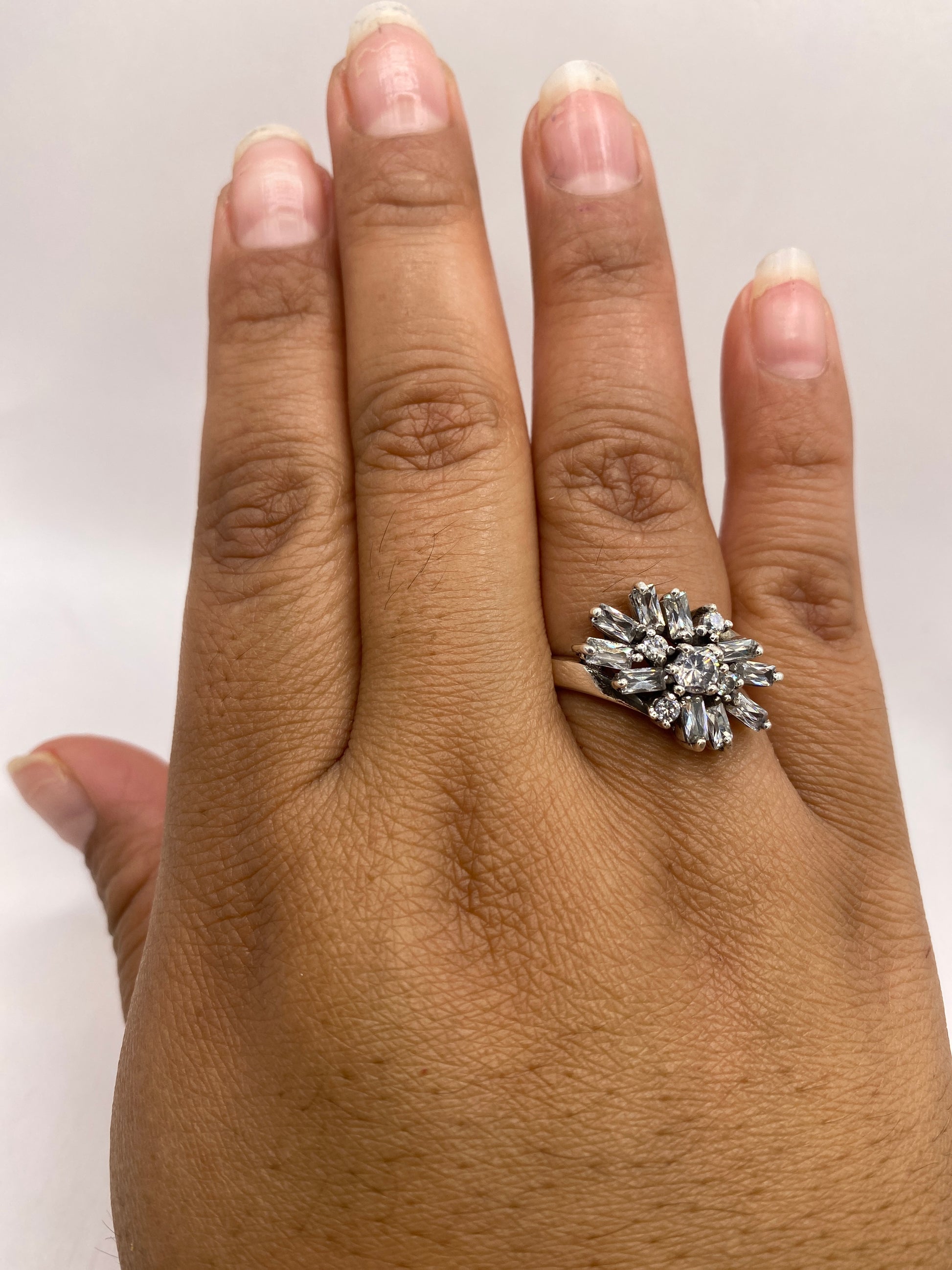Anillo explosión de circonias blancas en plata .925 puesto en la mano de una mujer