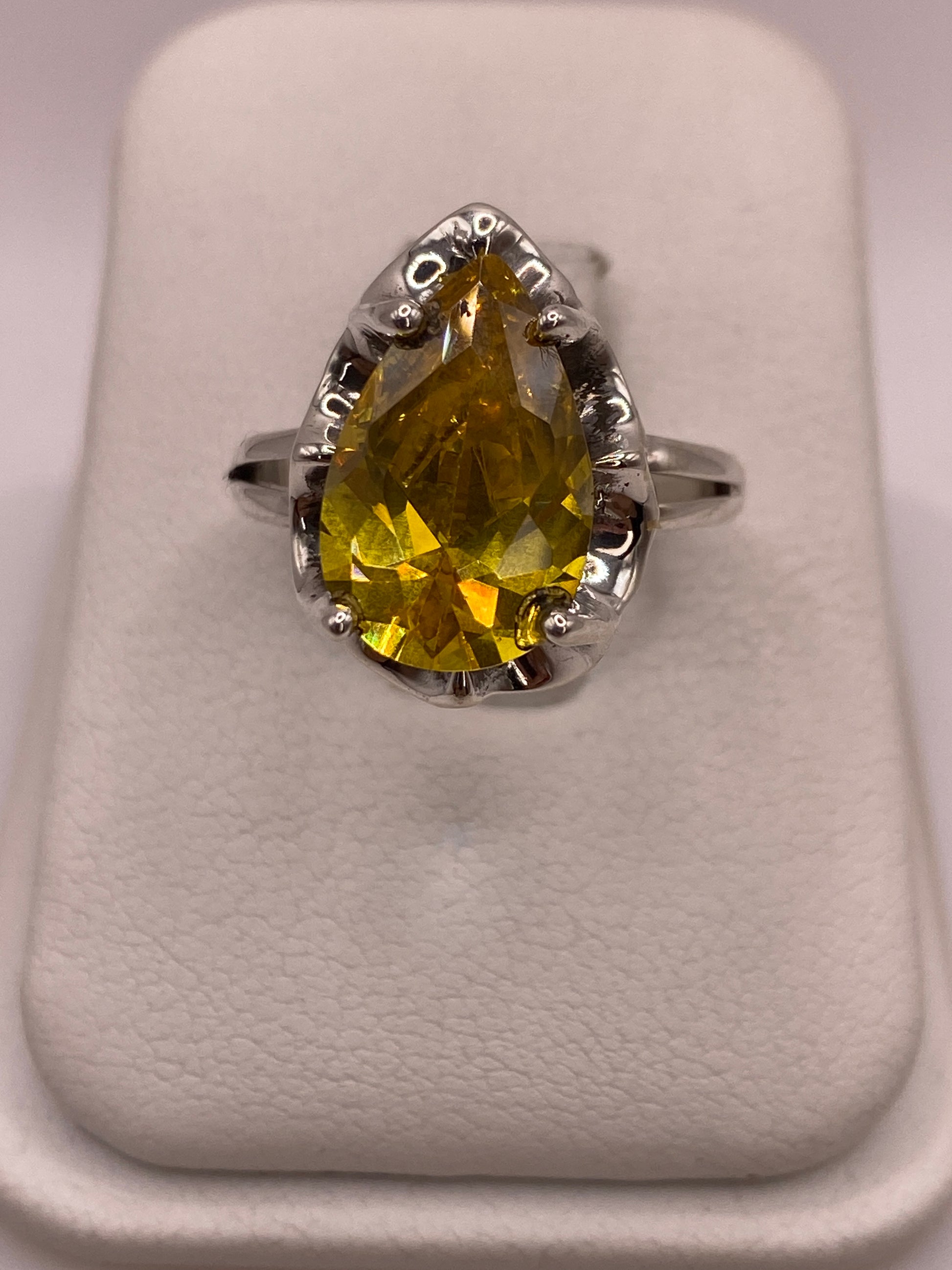 Anillo solitario de plata .925 con circonia amarilla limón corte pera sobre estuche blanco