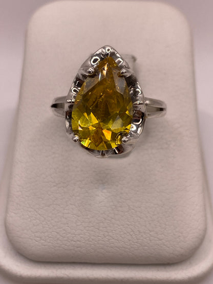 Anillo solitario de plata .925 con circonia amarilla limón corte pera sobre estuche blanco