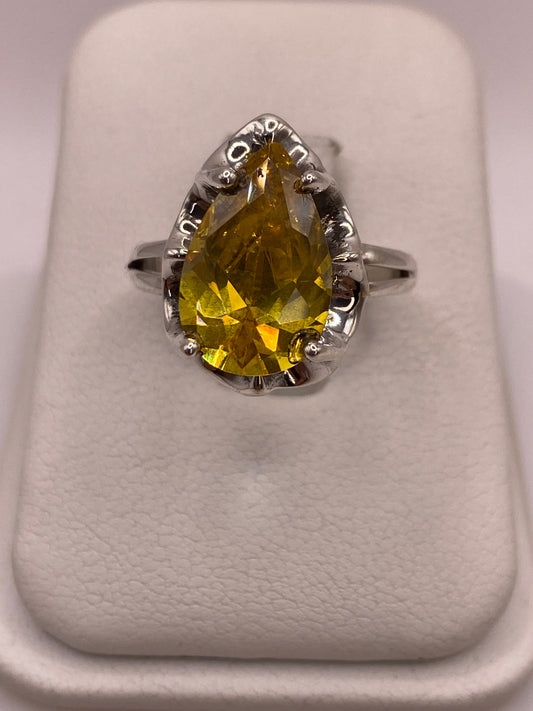 Anillo solitario de plata .925 con circonia amarilla limón corte pera sobre estuche blanco