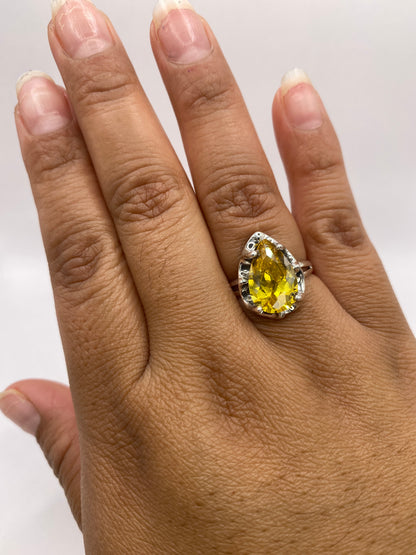 Anillo solitario de circonia amarilla puesto en la mano de una mujer, talla 7