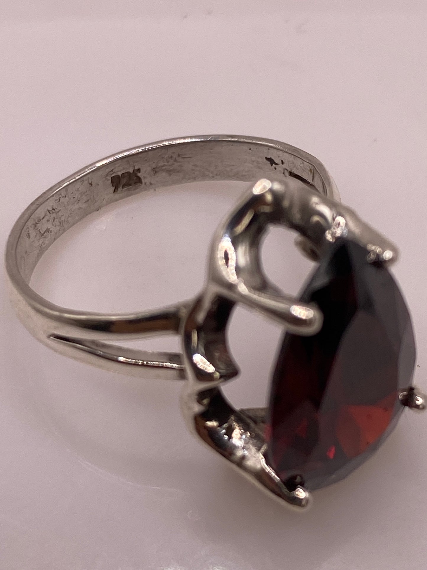 Anillo solitario circonia roja sobre báscula mostrando peso de 4.9 gramos y SKU 002251