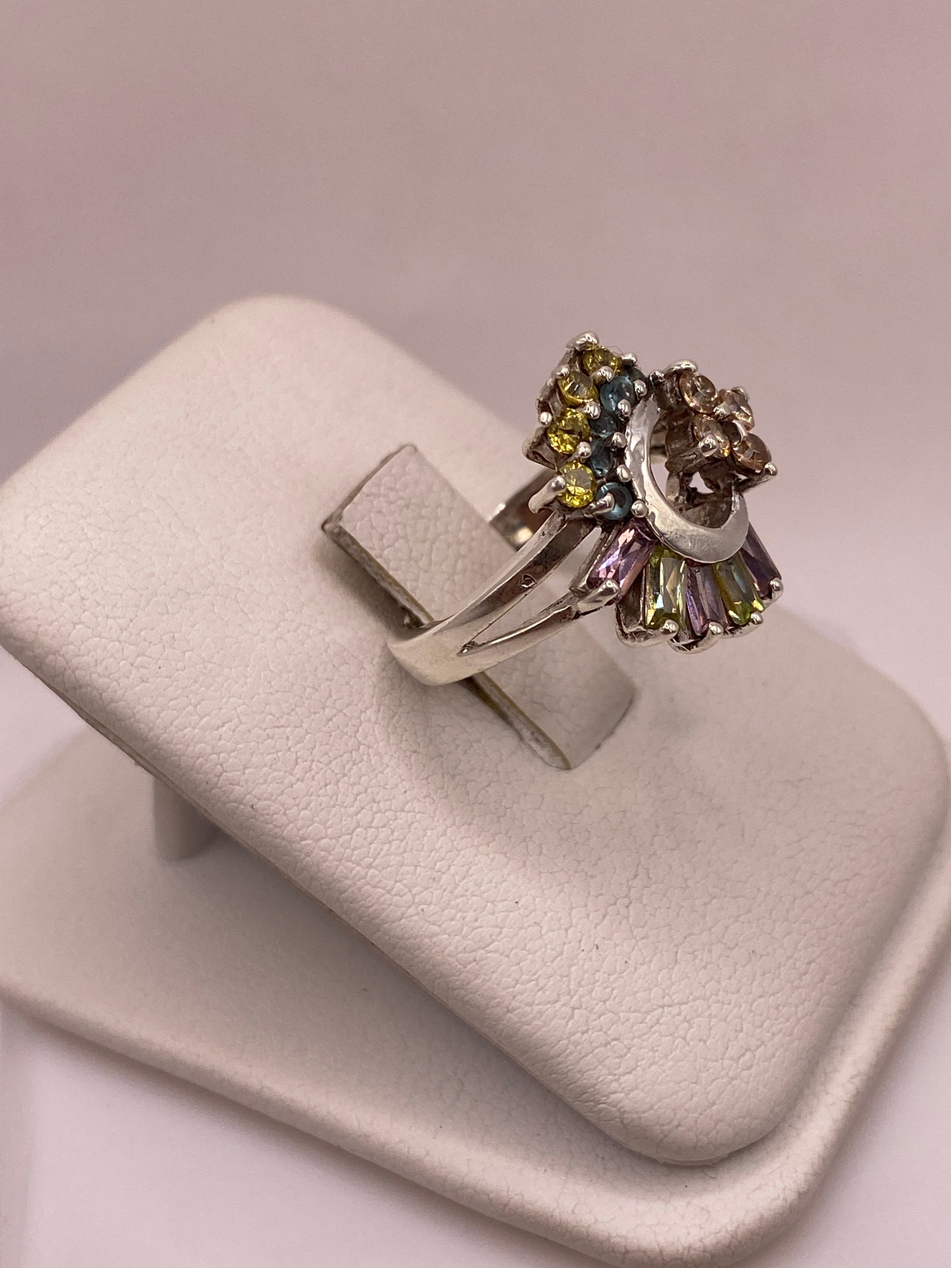 Vista lateral del anillo coctel de plata con luna y circonias mostrando la profundidad del diseño en abanico