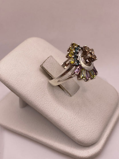 Vista lateral del anillo coctel de plata con luna y circonias mostrando la profundidad del diseño en abanico