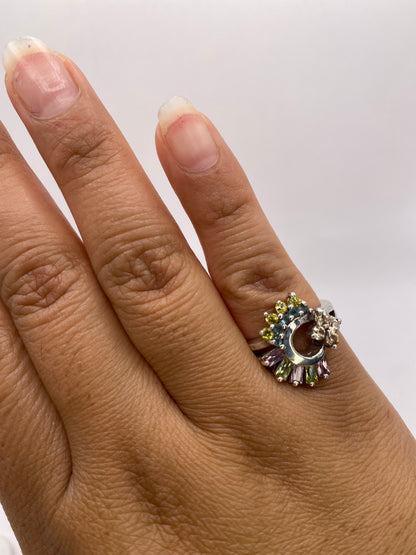 Anillo de plata luna creciente con circonias multicolor puesto en la mano de una mujer mostrando escala real