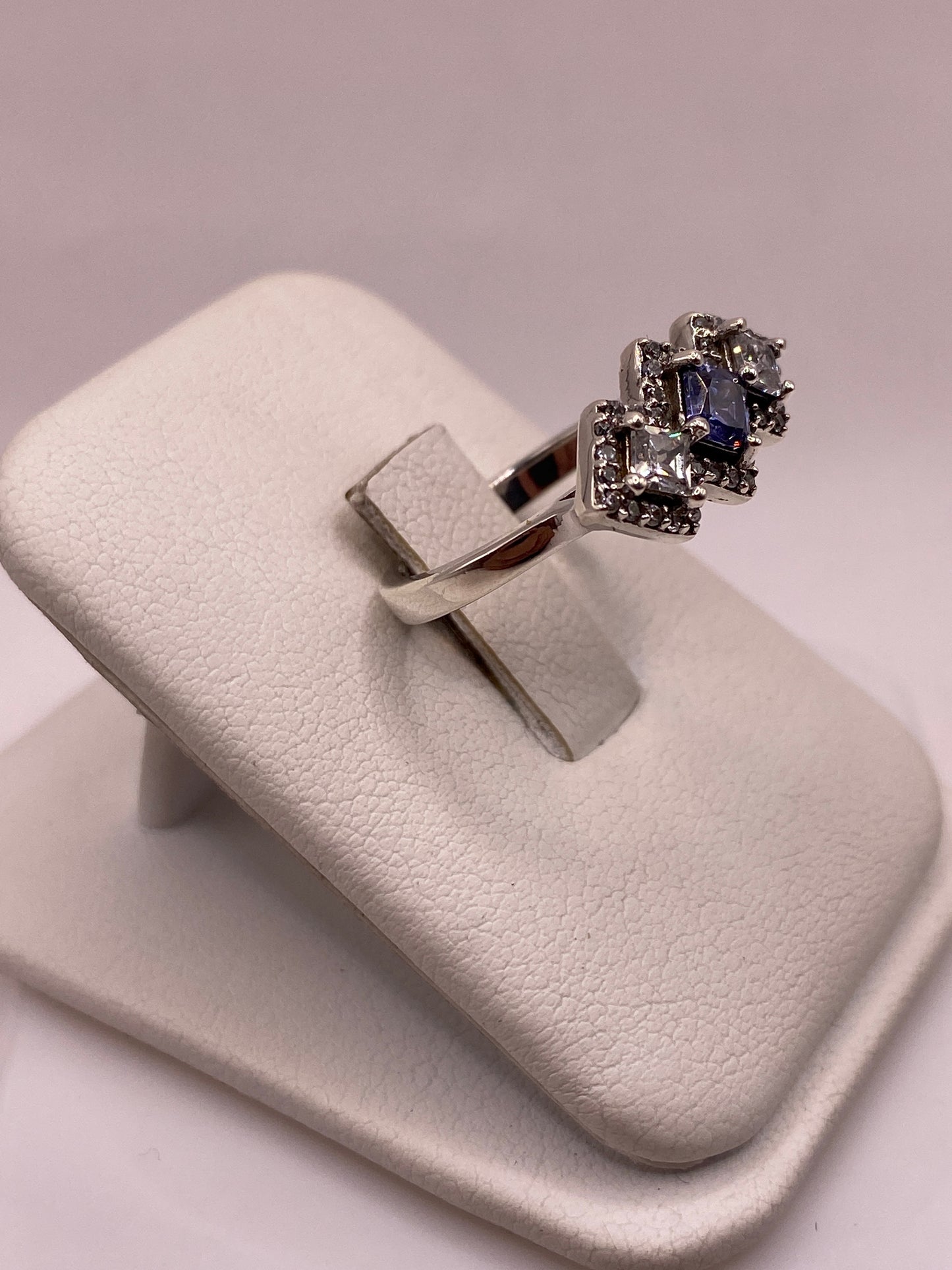 Vista lateral del anillo vintage de plata con circonias princess y micropavé, mostrando la banda pulida