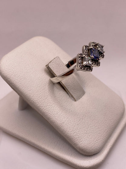 Vista lateral del anillo vintage de plata con circonias princess y micropavé, mostrando la banda pulida