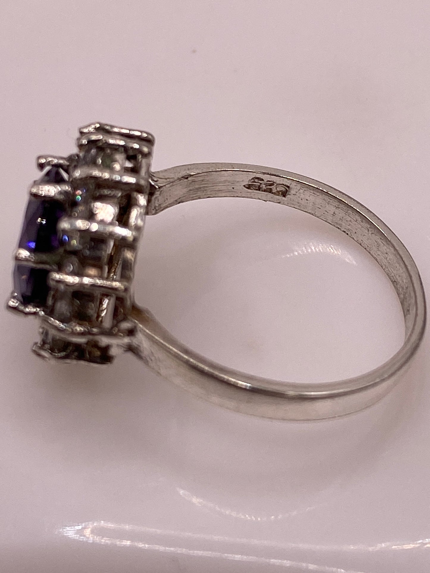 Vista inferior del anillo mostrando el sello 925 grabado en la banda interior
