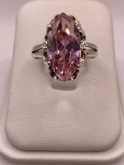Anillo solitario de plata .925 con circonia rosa corte marquesa sobre soporte blanco, vista superior